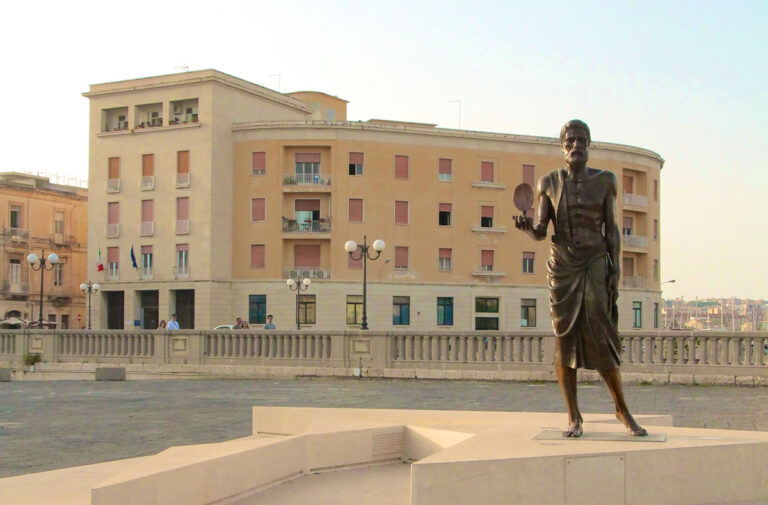 statua_di_archimede_a_ortigia-federica_miceli_1200x789