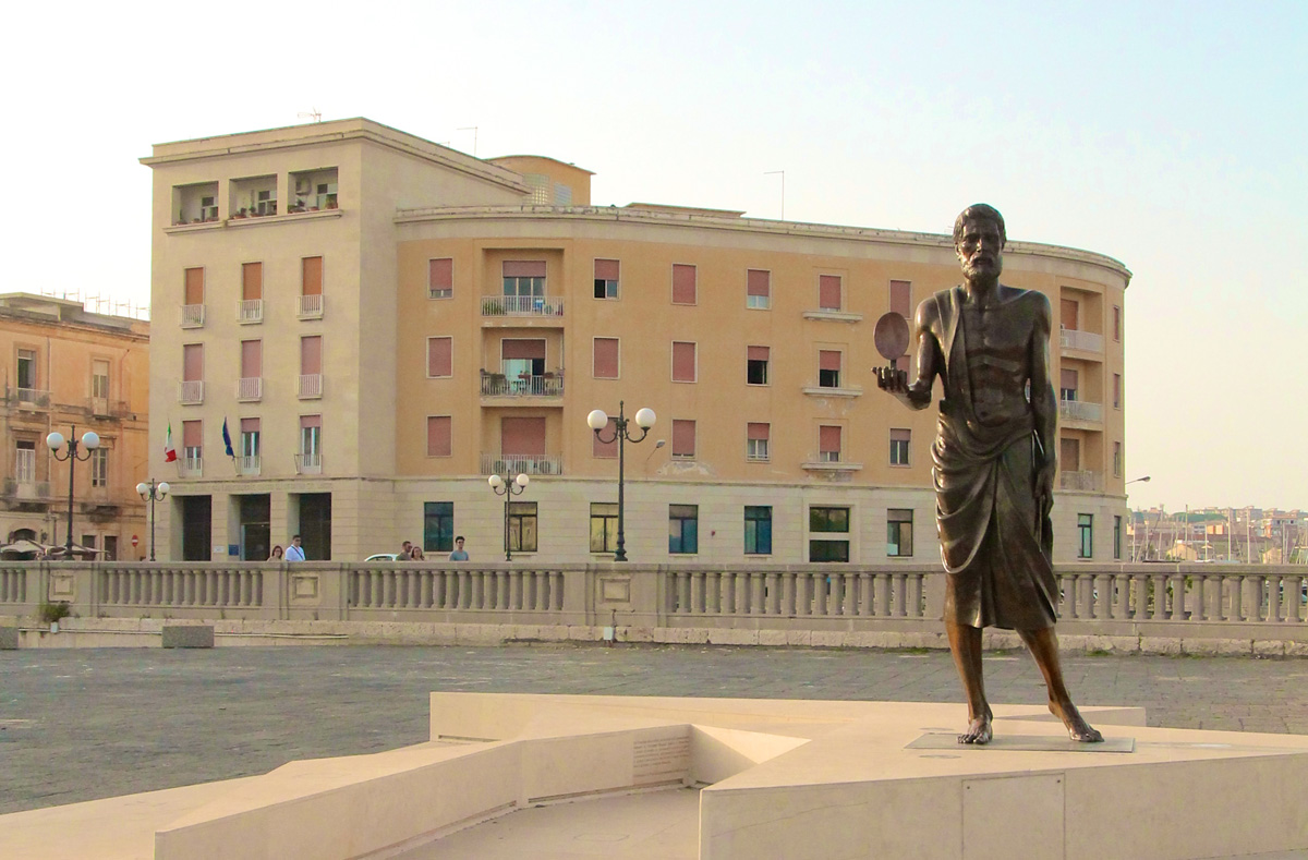 statua_di_archimede_a_ortigia-federica_miceli_1200x789