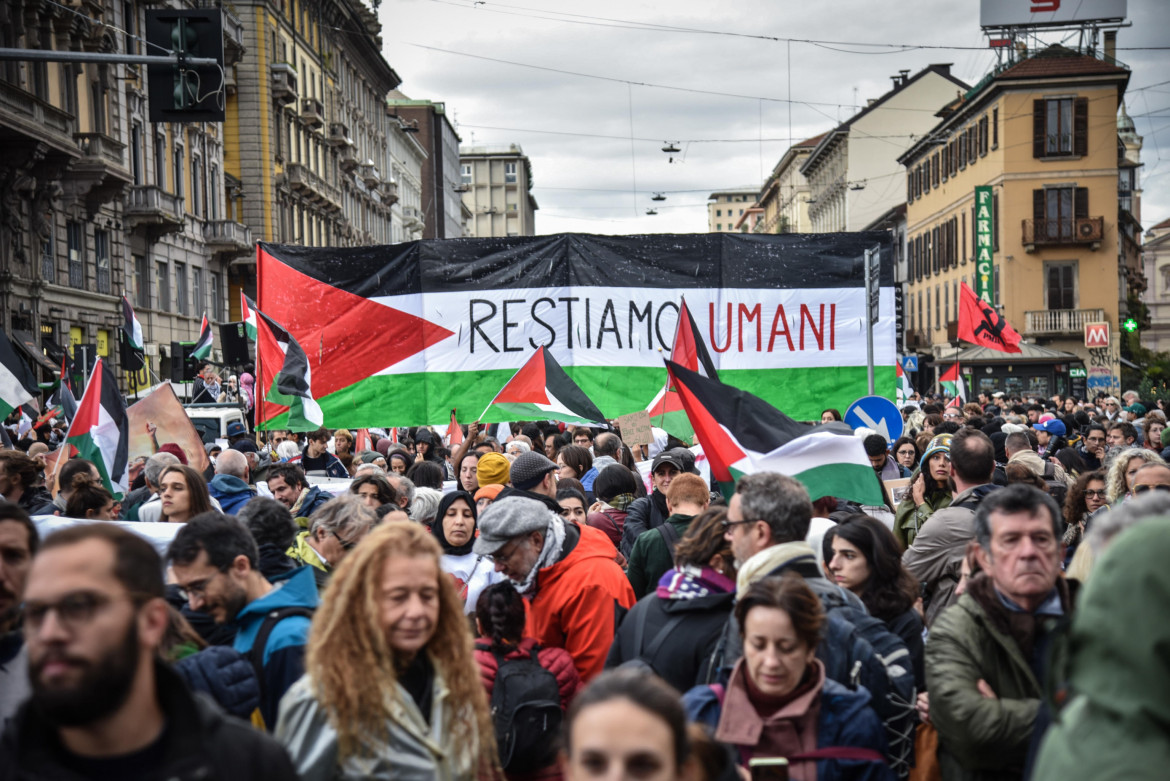Con i musulmani in piazza, non più in nome di Dio