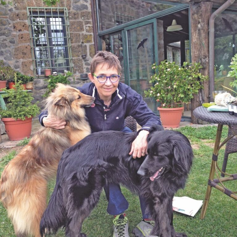 Susanna-Tamaro-con-il-suo-Collie-Giove-e-Bart-cane-nero-1024x1024