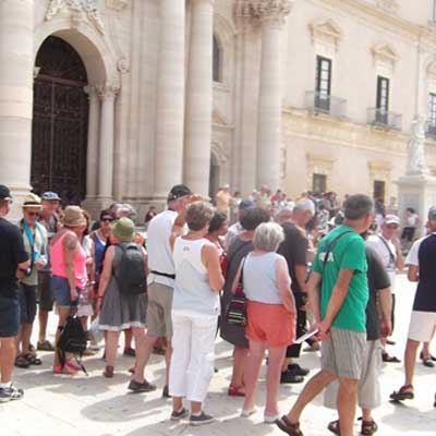 turisti-ortigia-viaggio-siracusa-oggi